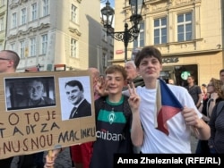 Фото до матеріалу: Тисячі чехів вийшли на захист незалежності Чеського радіо та телебачення