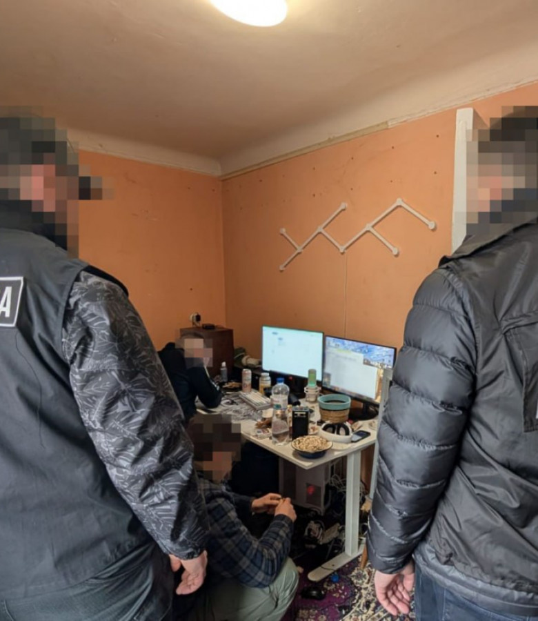 Фото до матеріалу: У Дрогобичі затримали трьох хакерів, які зламали 610 тисяч акаунтів Roblox
