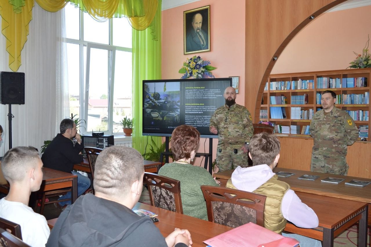 Фото до матеріалу: Студенти Барського коледжу зустрілися з бійцями «Азову»: братерство та дисципліна на фронті