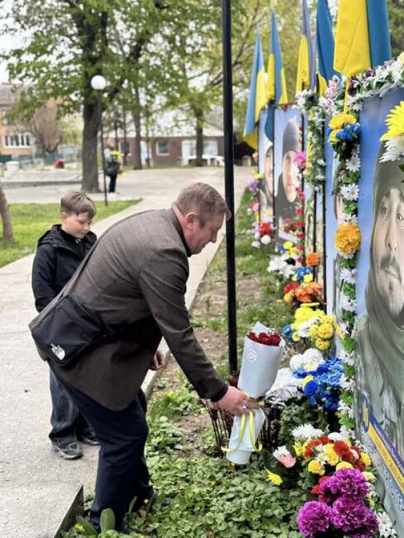 Фото до матеріалу: У Вінниччині з великою радістю зустріли захисника Руслана Басовського після 4 років полону
