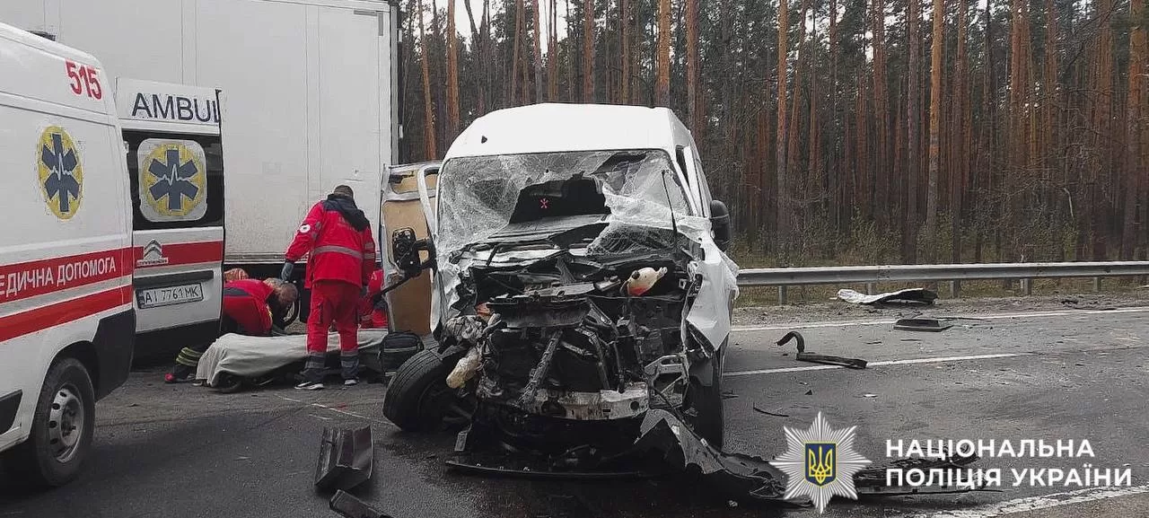 Фото до матеріалу: На Київщині у масовій ДТП постраждали п’ятеро людей