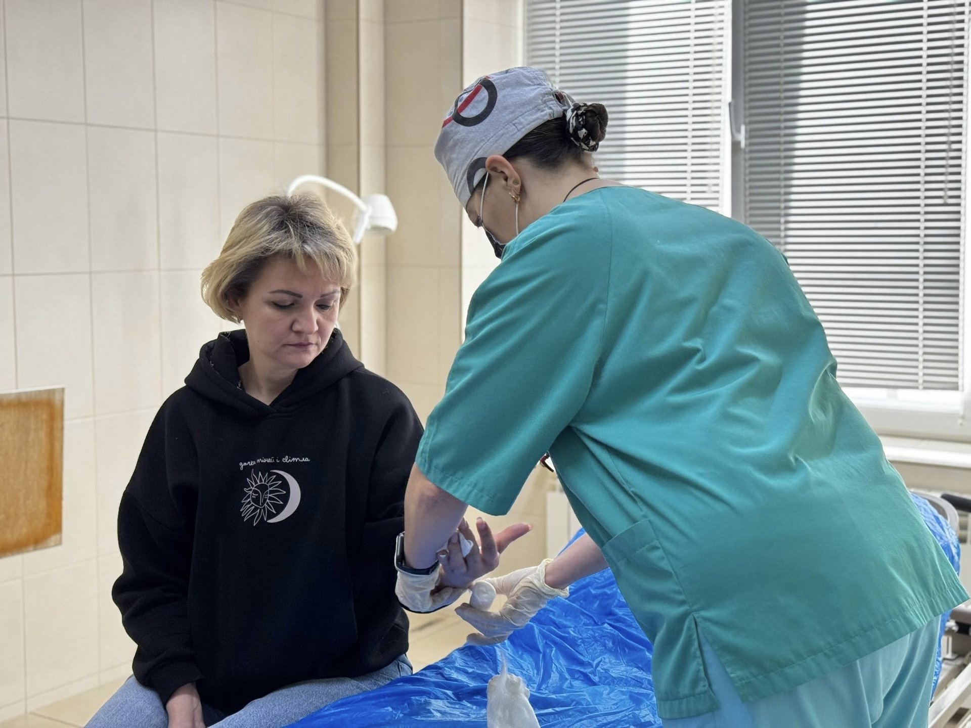 Фото до матеріалу: Директорка львівського ліцею врятувала пальці після травми на канатній дорозі на Кіпрі