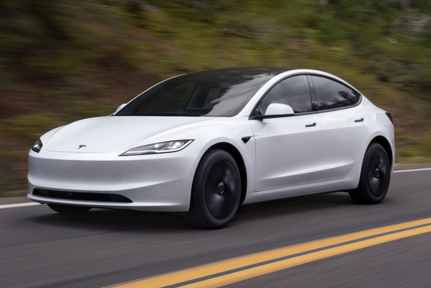 Фото до матеріалу: Tesla Model 3 з Китаю в Канаді: ціна впала вдвічі