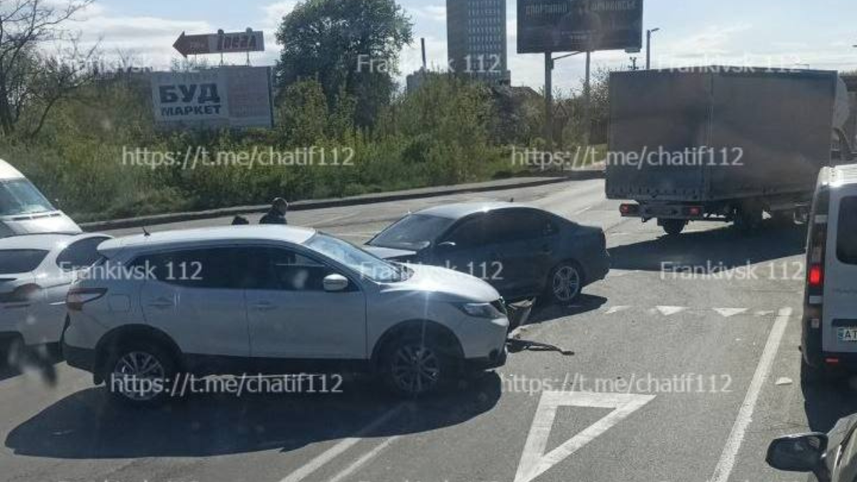 Фото до матеріалу: ДТП на перехресті Надрічна та Сагайдачна: водій Volkswagen не надав перевагу в русі