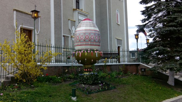 Фото до матеріалу: Гігантська писанка з'явилася біля храму в Куликові до Великодня