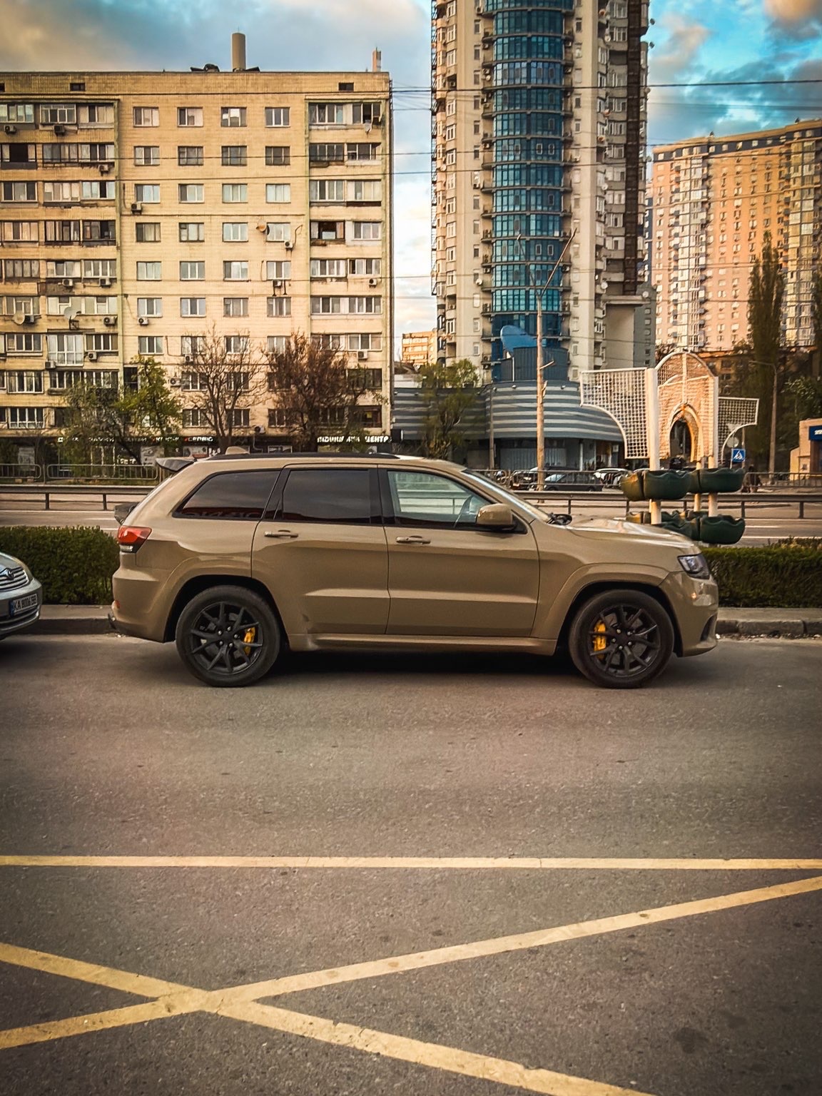 Фото до матеріалу: У Києві на вулицях з'явився потужний Jeep Grand Cherokee Trackhawk