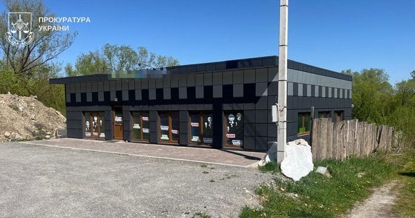 Фото до матеріалу: Суд зобов'язав депутата Угляра знести незаконний комплекс на березі Збруча