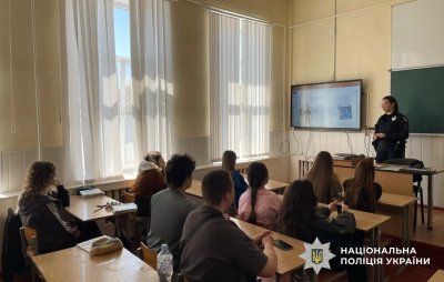 Фото до матеріалу: Поліцейська провела урок безпеки для ліцеїстів у Новому Бузі