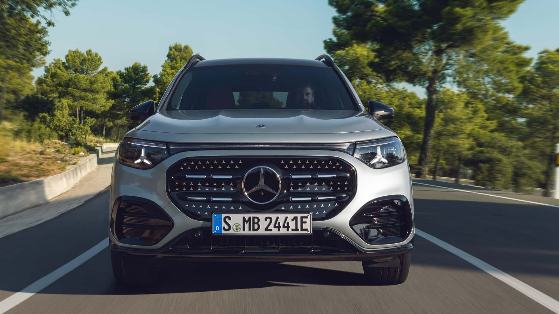 Фото до матеріалу: Mercedes представив новий GLB: прем'єра електромобілів та очікування гібридів