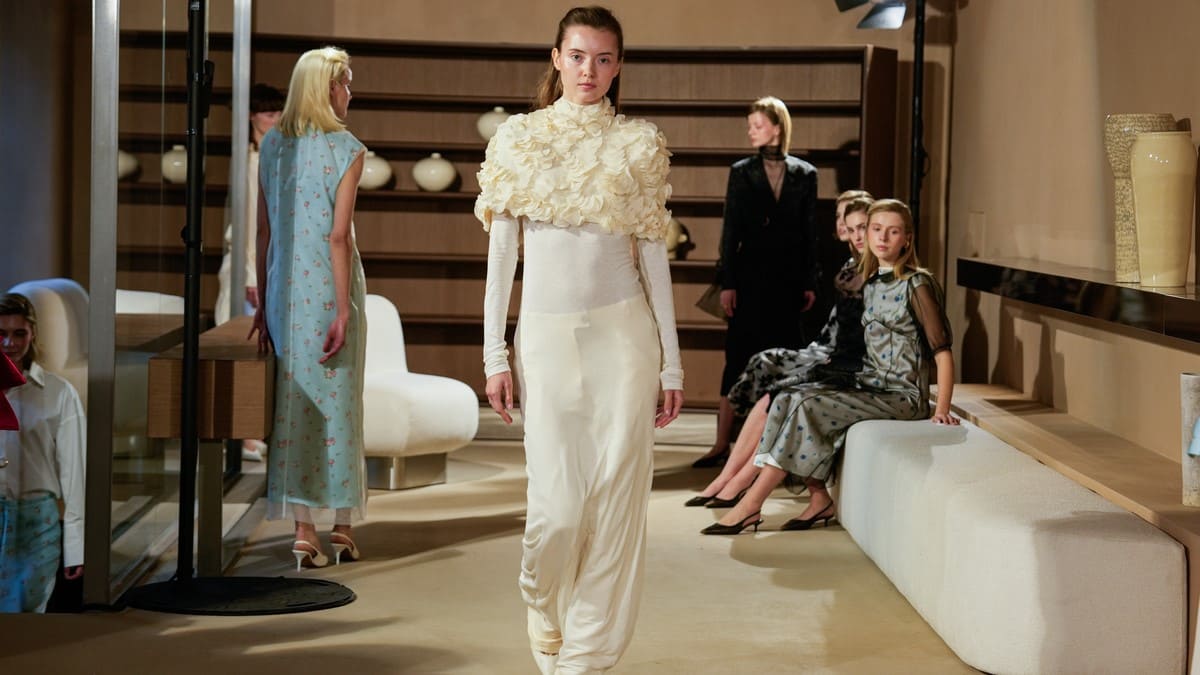 Фото до матеріалу: Ukrainian Fashion Week 2026: кутюрні салони та квіти на морозі у Києві