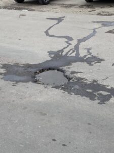 Фото до матеріалу: У Львові автобус провалився колесом у велику яму на дорозі (ФОТО)