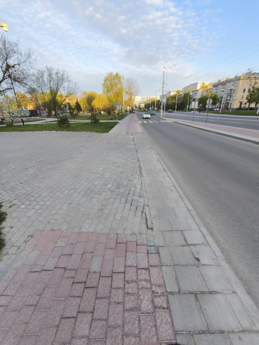 Фото до матеріалу: Велодоріжку та пішохідну зону плутали комунальники на Науковій у Львові