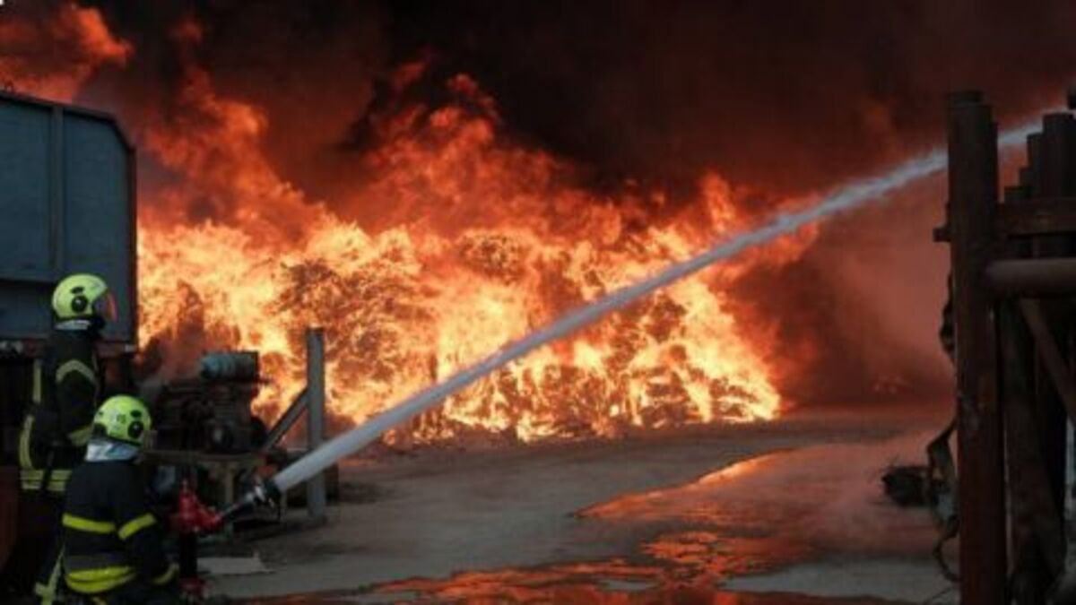 Фото до матеріалу: На Хмельниччині рятувальники врятували жінку під час пожежі в житловому будинку