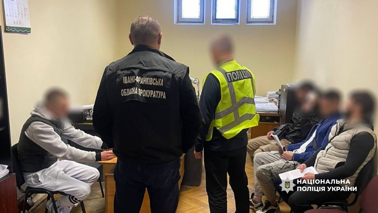 Фото до матеріалу: Кібершахраї з Коломийщини вкрали майже 900 тисяч гривень: затримано п'ятеро мешканців Прикарпаття