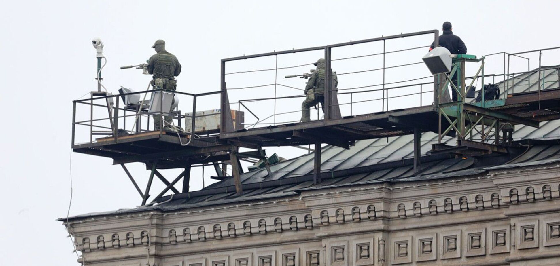 Фото до матеріалу: Москва в паніці: Кремль оточили кулеметниками, а на в'їздах до столиці з'явилися блокпости