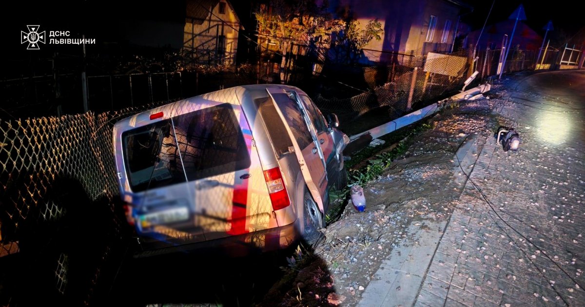 Фото до матеріалу: Авто влетіло в електроопору на Старознесенській у Львові: водій у важкому стані