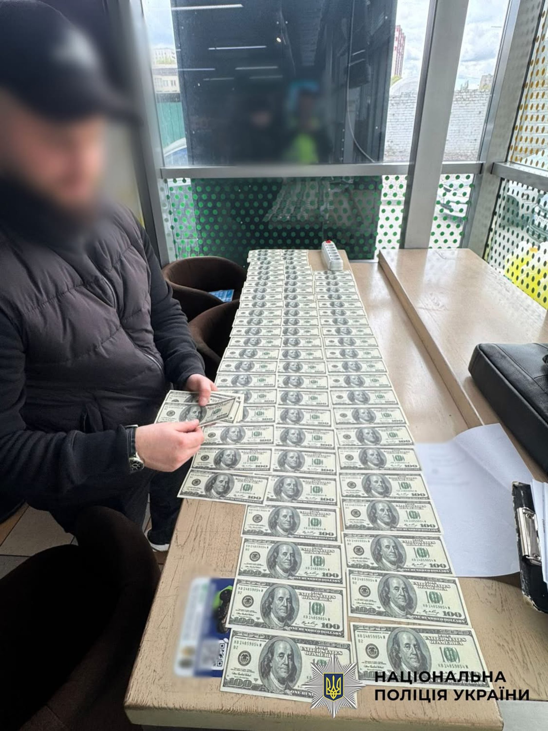 Фото до матеріалу: У Києві затримали шахрая, який за 10 500 доларів обіцяв перевести військового з передової у тил