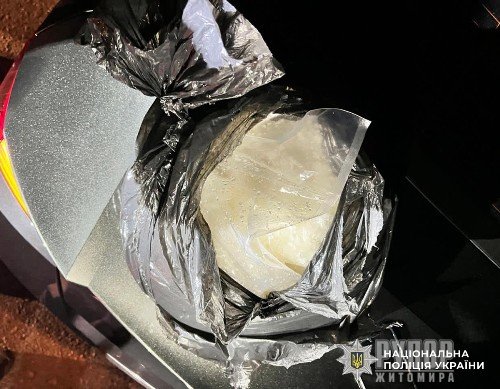 Фото до матеріалу: На Житомирщині затримали кур'єра з 13 кг наркотиків: деталі справи