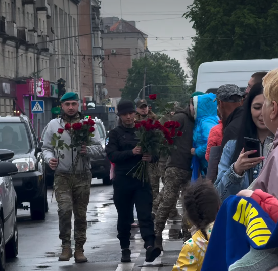 Фото до матеріалу: Звільнені з полону морпіхи вручили квіти жінкам на акції в підтримку військовополонених у Черкасах (ВІДЕО)