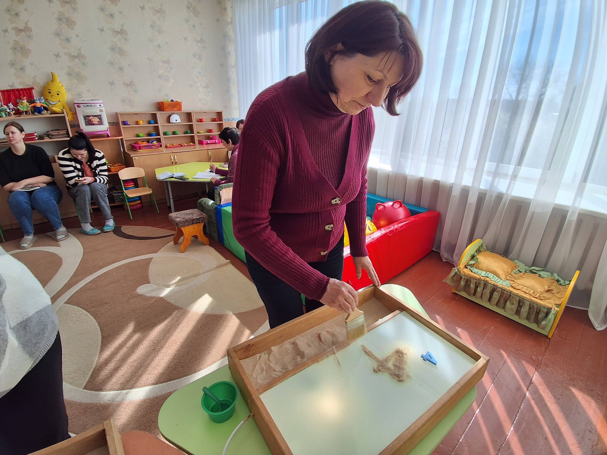 Фото до матеріалу: Творче перезавантаження: у Ратнівському дитсадку навчилися створювати живі картини з піску