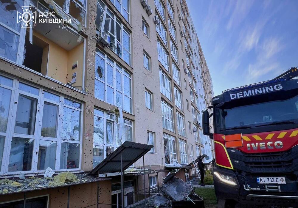 Фото до матеріалу: У Чабанах рятувальники витягли бойову частину ракети з житлового будинку