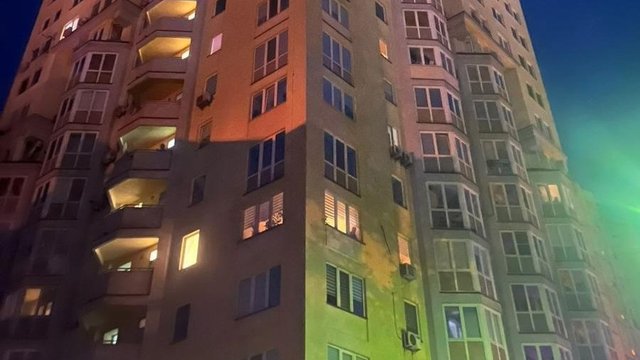 Фото до матеріалу: У Києві уламки ворожих БпЛА на дах багатоповерхівки спричинили пожежу – мер