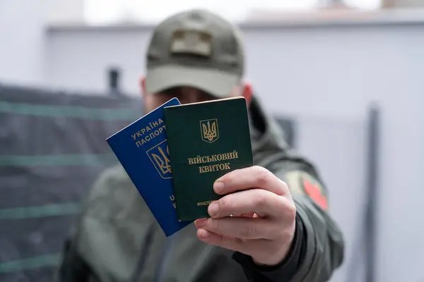 Фото до матеріалу: Напад на дитину у Львові: чоловік з ножем захопив 13-річну дівчинку після зустрічі з ТЦК