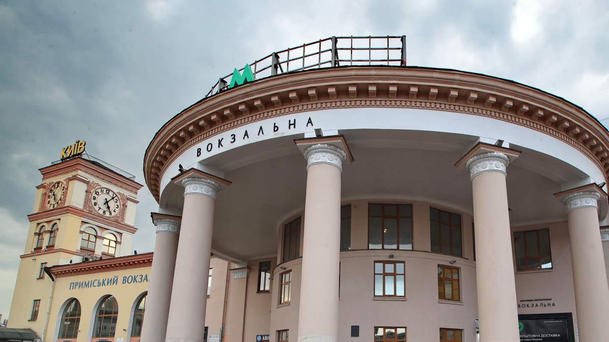Фото до матеріалу: Станція метро «Вокзальна»: як змінювалася історична станція за 65 років