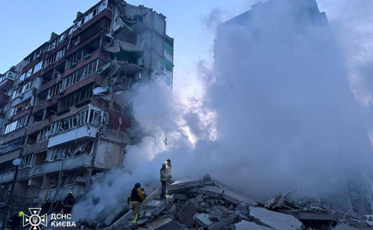 Фото до матеріалу: ДСНС Києва показала наслідки ударів рф по столиці. ФОТО