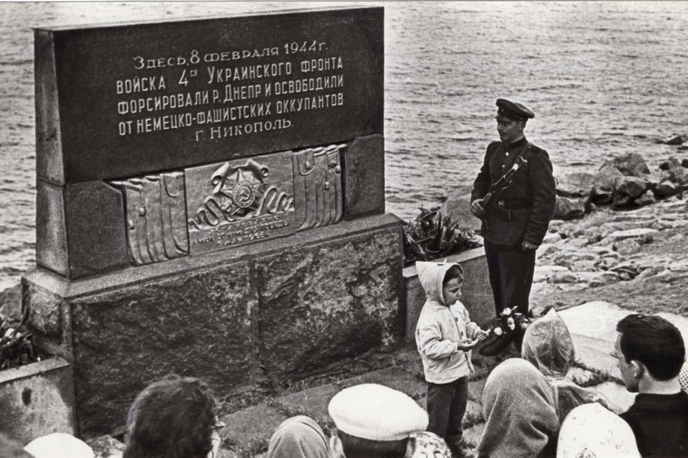 Фото до матеріалу: Гаубиця 1938 року на нікопольській набережній: символ пам'яті та улюблене місце для фото