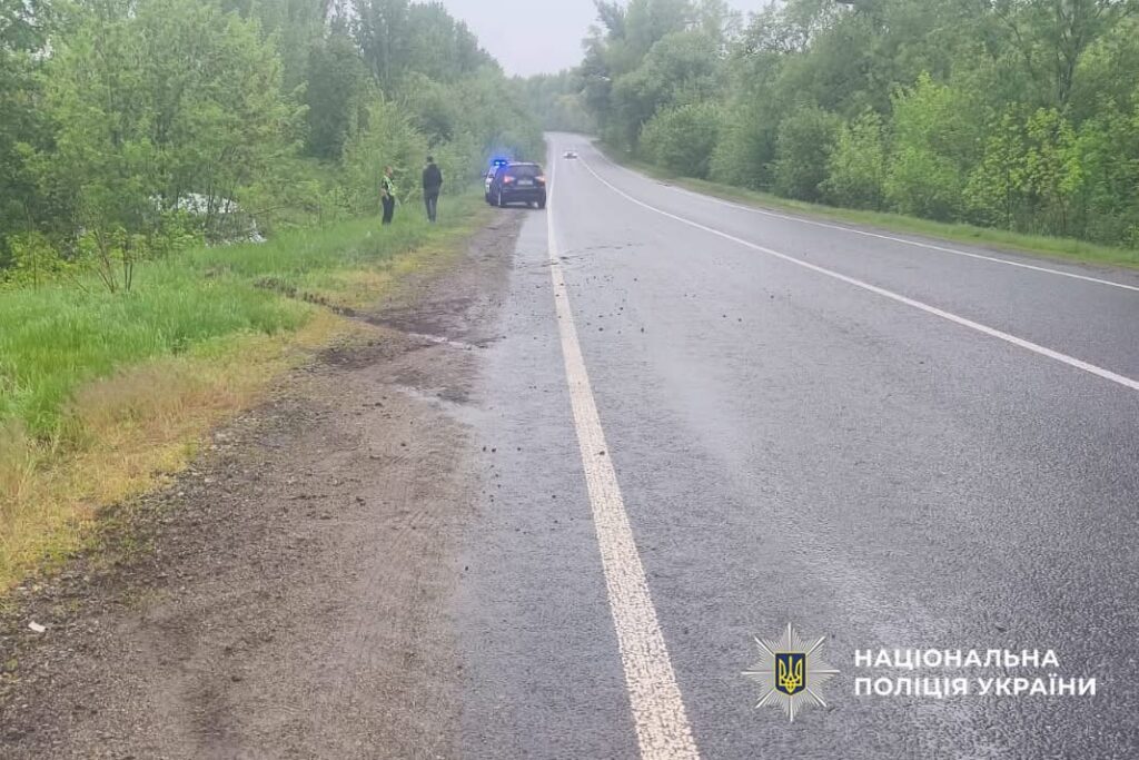 Фото до матеріалу: ДТП з перекинутою машиною: на Черкащині постраждали двоє людей