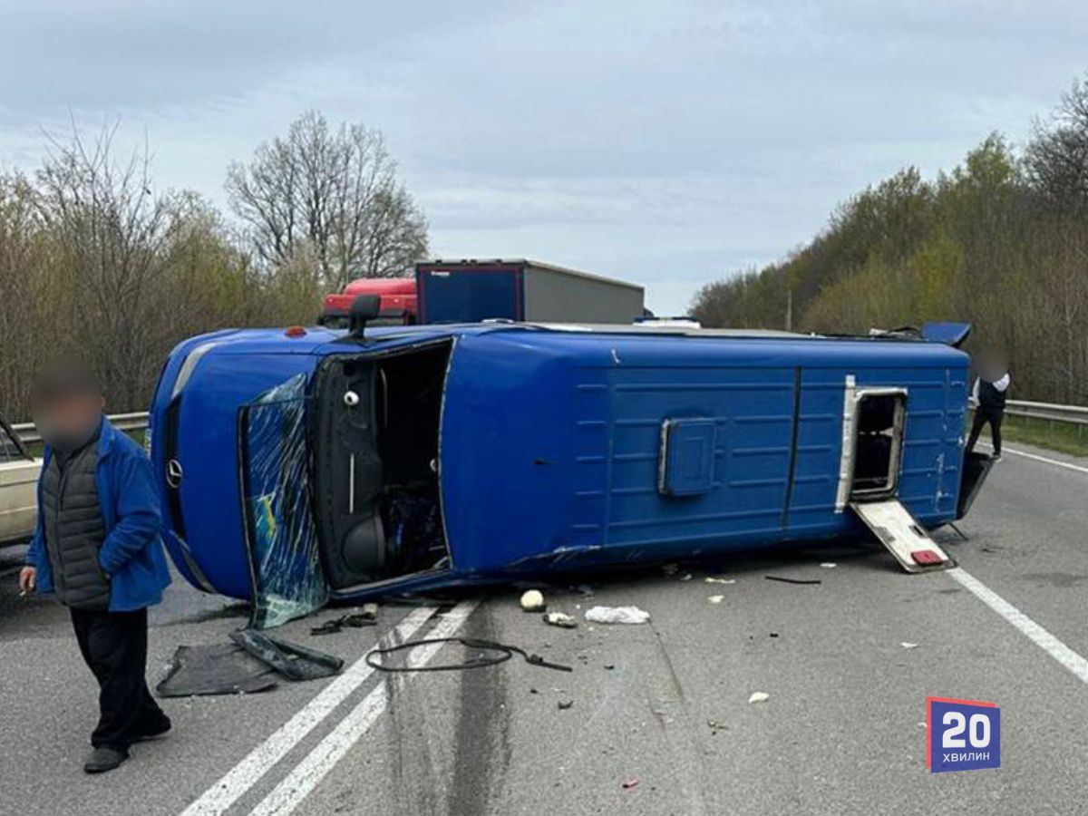 Фото до матеріалу: Серйозна ДТП біля Вороновиці: позашляховик врізався в рейсовий автобус, є постраждалі
