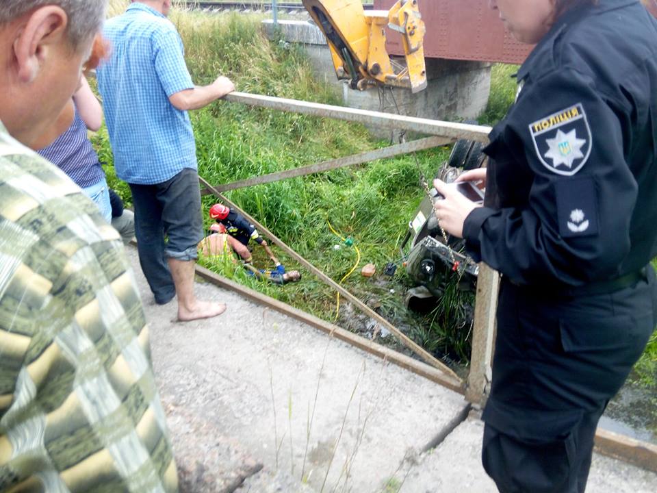 Фото до матеріалу: ДТП під Жвиркою: вантажівка впала на дах, загинули двоє чоловіків