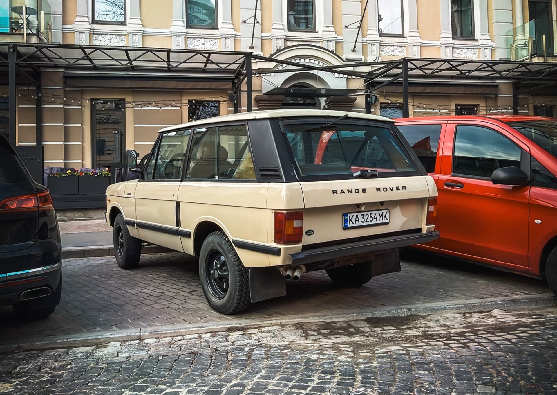 Фото до матеріалу: В Києві знайшли живий Range Rover 1987 року: власник виводить класику на дороги столиці