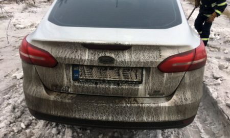 Фото до матеріалу: Американець на авто застряг у снігу під Дніпром: на допомогу прийшли рятувальники