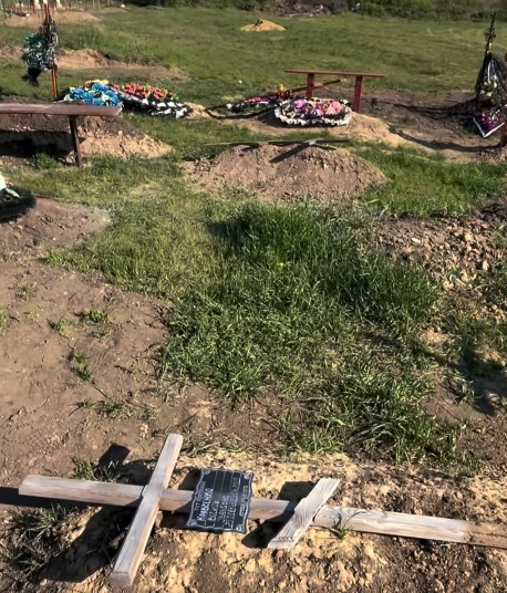 Фото до матеріалу: Вандали пошкодили могили та хрести на кладовищі в селі Піщана