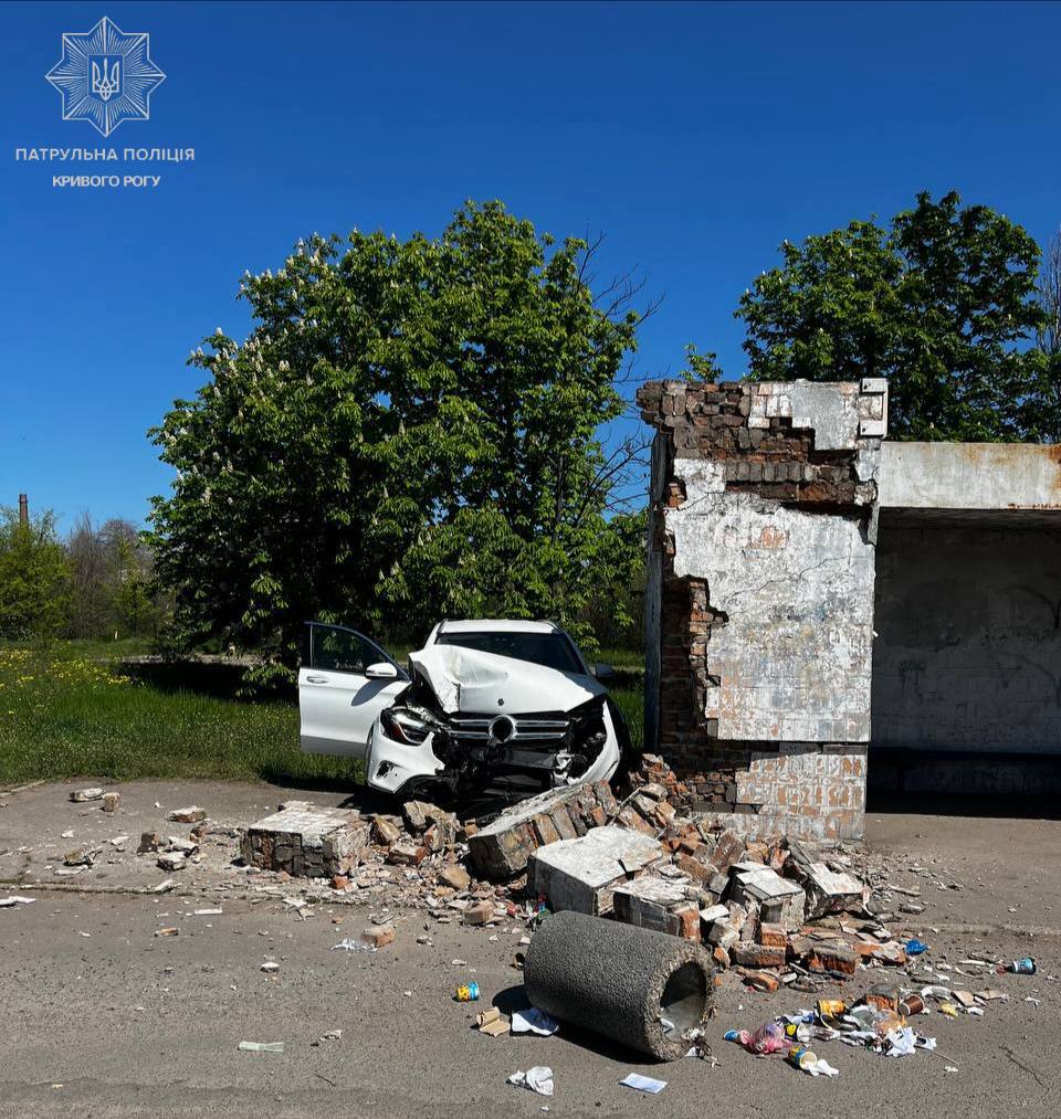 Фото до матеріалу: У Кривому Розі водійка наїхала на зупинку: виявили 2,15 проміле