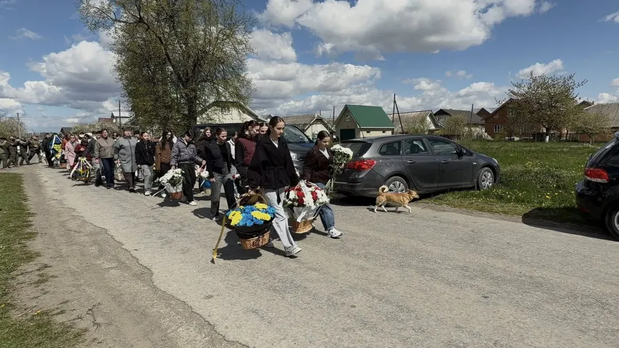 Фото до матеріалу: Прощання з героєм: на Прикарпатті провели в останню путь Ігоря Середюка