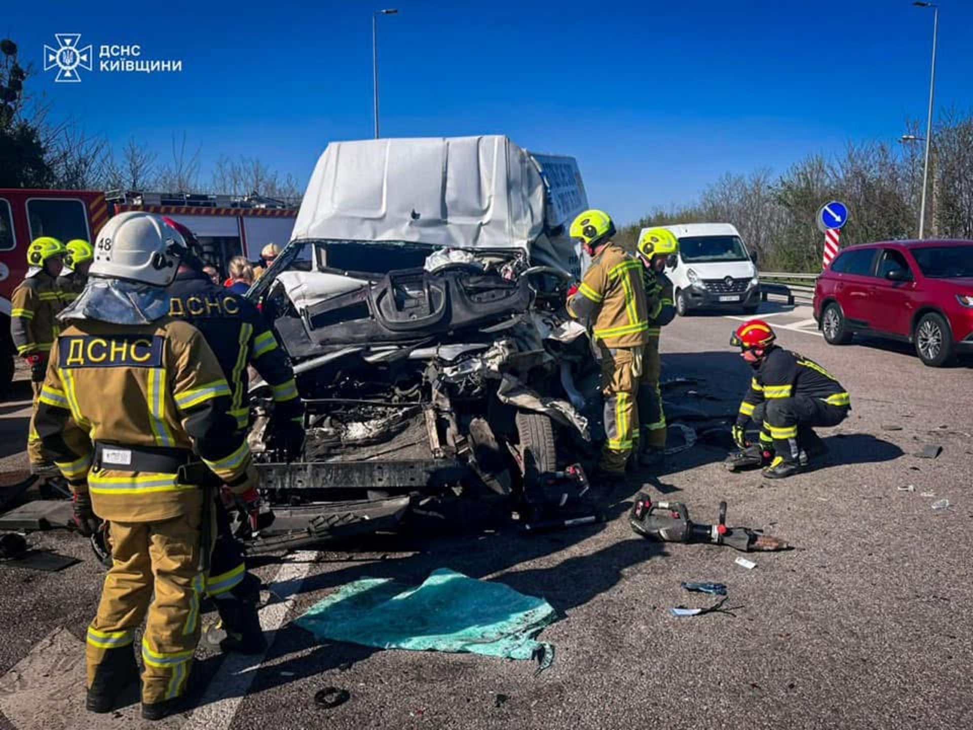 Фото до матеріалу: Рятувальники деблокували двох чоловіків з розтрощеного авто на трасі Київ-Одеса