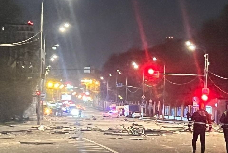 Фото до матеріалу: Уламки дрона пошкодили висотку в Москві поблизу Червоної площі