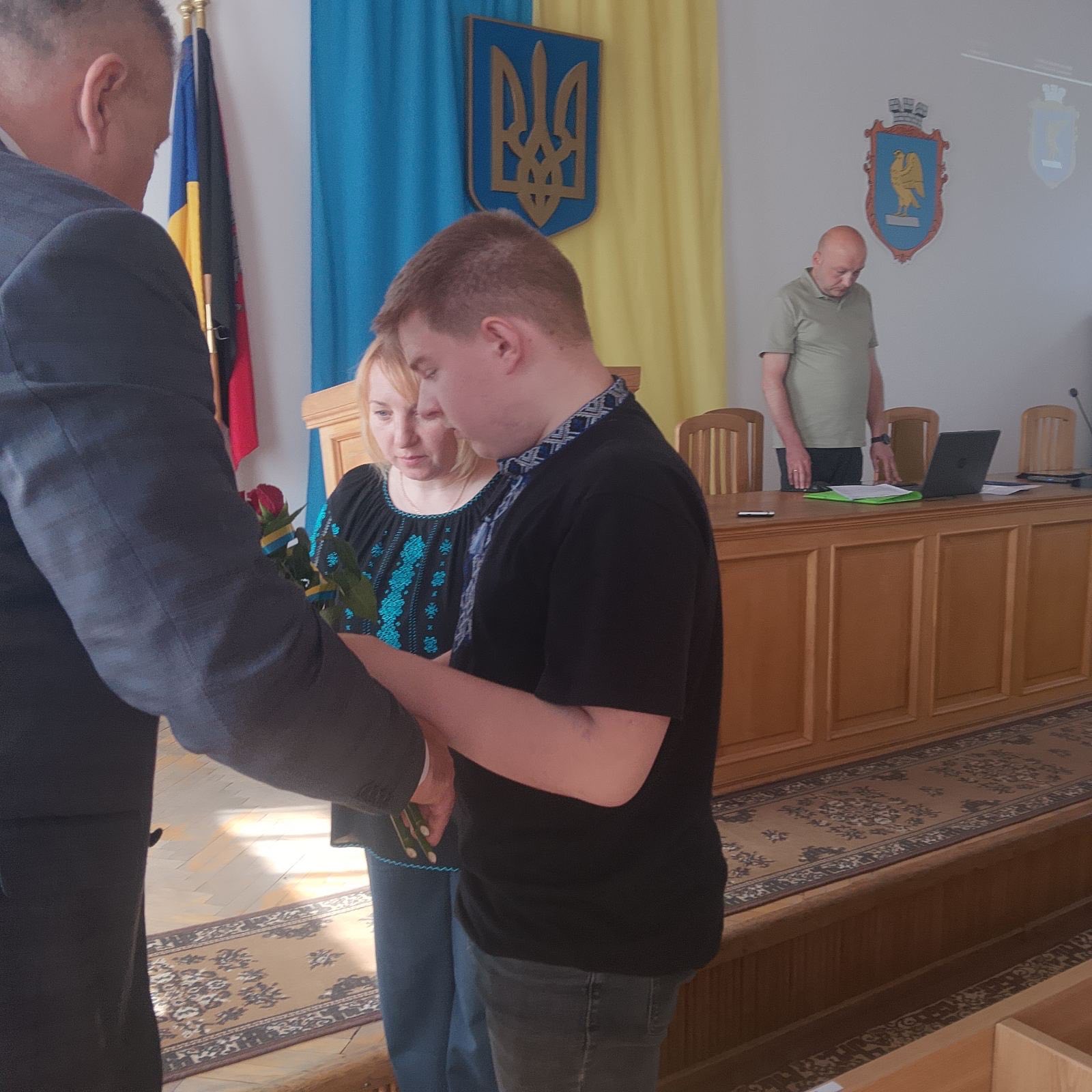 Фото до матеріалу: У Сокальській громаді вшанували пам'ять трьох загиблих захисників: родинам вручили державні нагороди