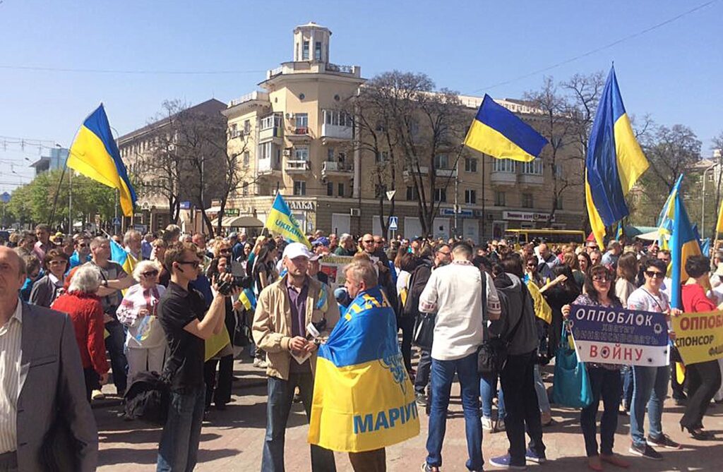 Фото до матеріалу: "Ми гасили пожежу водою з акваріума": 73-річний переселенець розповів про пекло в Маріуполі та нову місію в Чернівцях