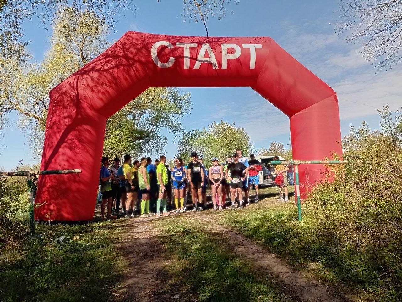 Фото до матеріалу: У Івано-Франківщині пройшли трейлові змагання «Слідами Галицької залізниці»: понад 200 спортсменів підтримали спецпідрозділ «Артан"
