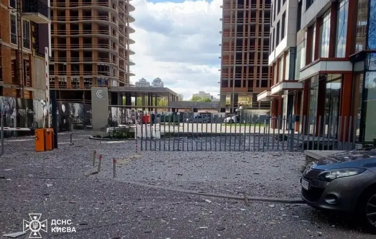 Фото до матеріалу: Уламки дрона впали на цвинтар і дах недобудови в Києві: є поранені