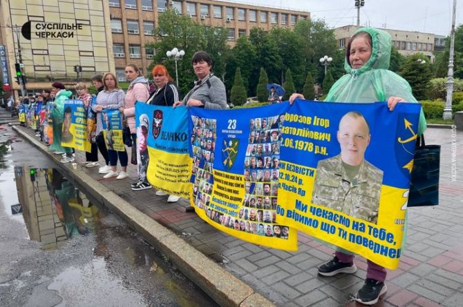 Фото до матеріалу: Матерям у Черкасах подарували квіти на акції підтримки зниклих безвісти