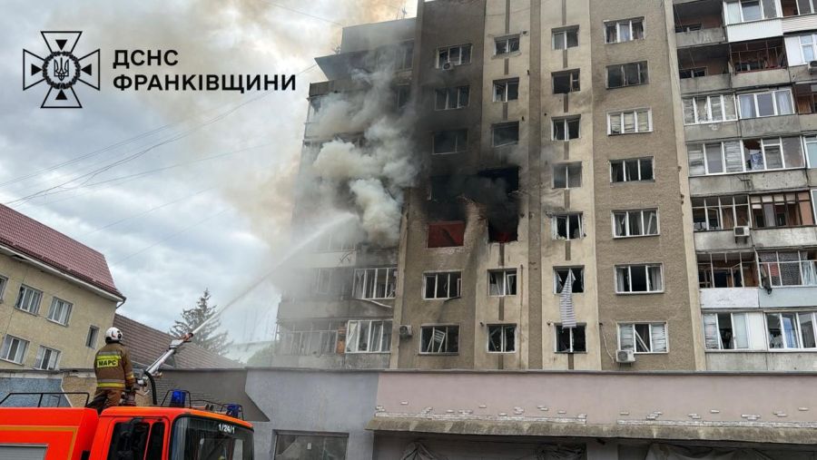 Фото до матеріалу: Росія атакує Прикарпаття: влучання у житловий будинок у Франківську