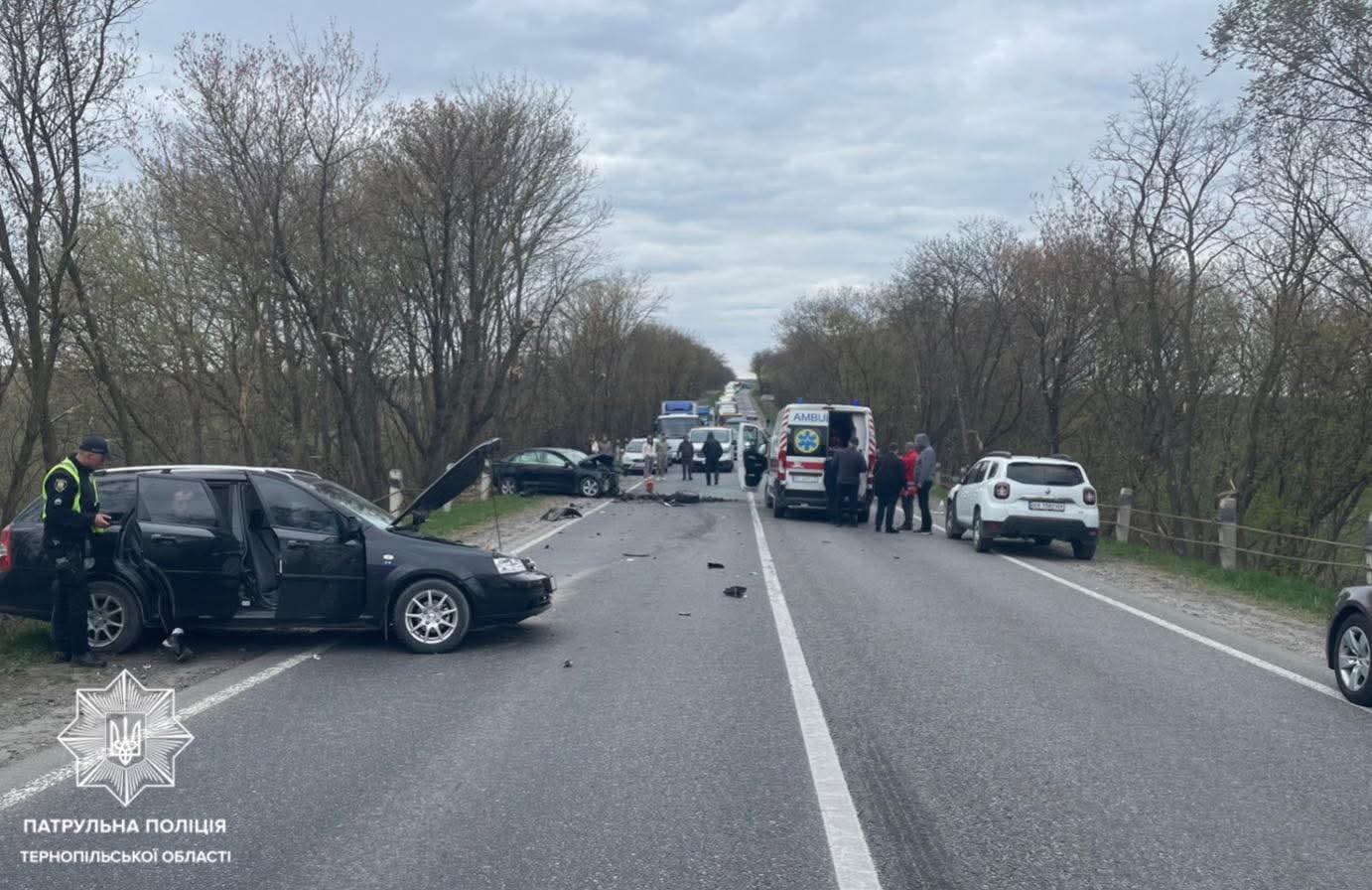 Фото до матеріалу: ДТП на трасі М-30 поблизу Кам'янок: ускладнено рух, працюють медики та поліція