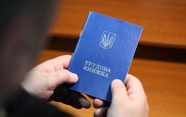 Фото до матеріалу: Як оцифрувати трудову книжку і кому для стажу потрібні свідки: розʼяснення від ПФУ