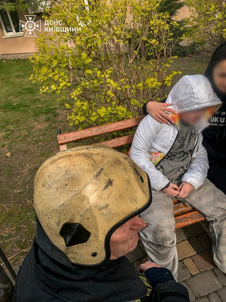 Фото до матеріалу: У селі Святопетрівське врятували дитину, яка сховалася у ванній під час пожежі