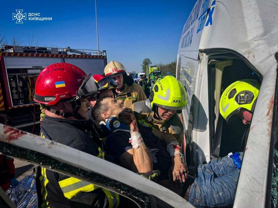 Фото до матеріалу: ДТП на трасі Київ-Одеса: двоє чоловіків деблокували з понівеченого авто